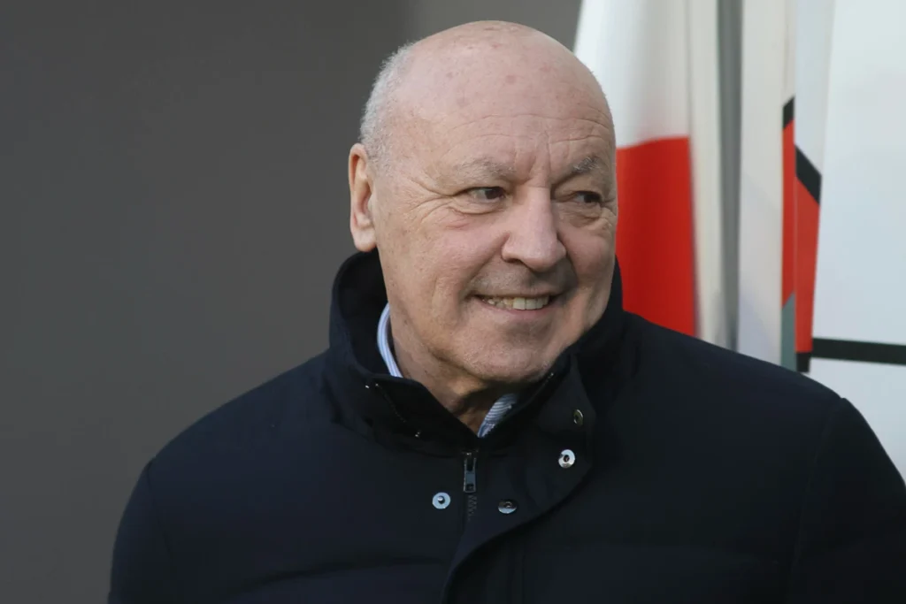 Beppe Marotta, presidente dell'Inter, sorride durante un evento ufficiale
