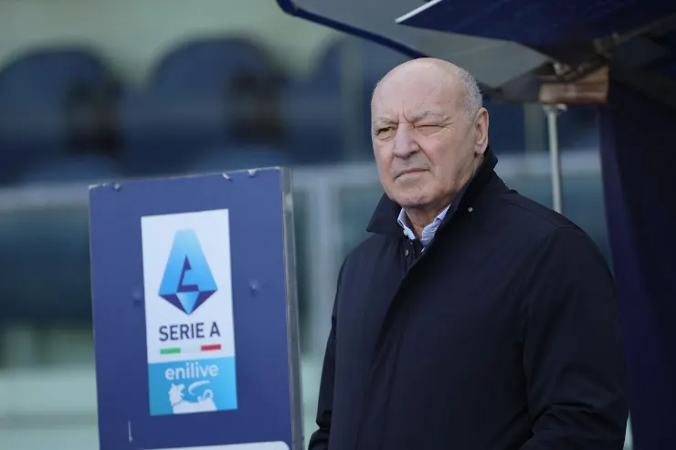 Beppe Marotta, dirigente Inter, in primo piano presso lo stadio con logo Serie A sullo sfondo