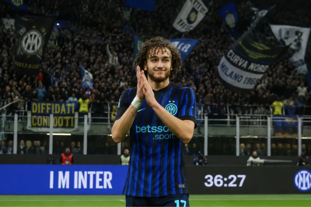 Massolin in maglia Inter applaudisce durante la partita a San Siro