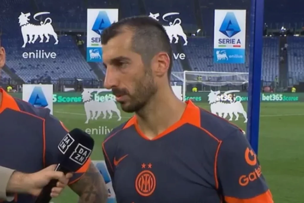 Henrikh Mkhitaryan intervistato a bordocampo indossa la maglia dell'Inter