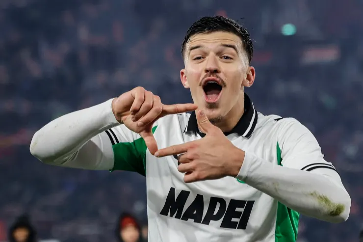 Tarik Muharemovic esulta con la maglia del Sassuolo durante una partita