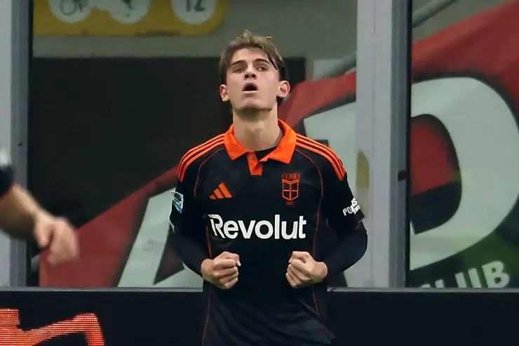 Nico Paz in azione con la maglia del Como, stagione 2025-26
