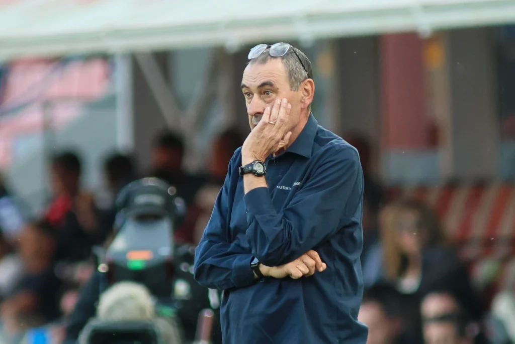 Maurizio Sarri, allenatore della Lazio, a bordocampo durante una partita di campionato