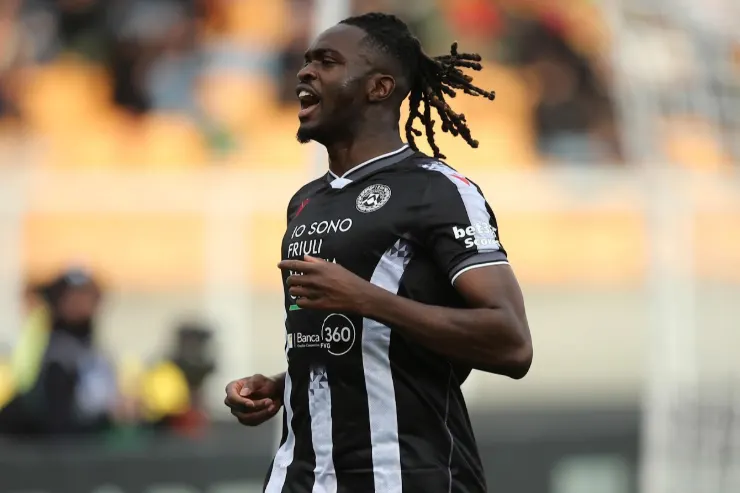 Solet con la maglia dell'Udinese a righe nere e bianche durante una partita di Serie A