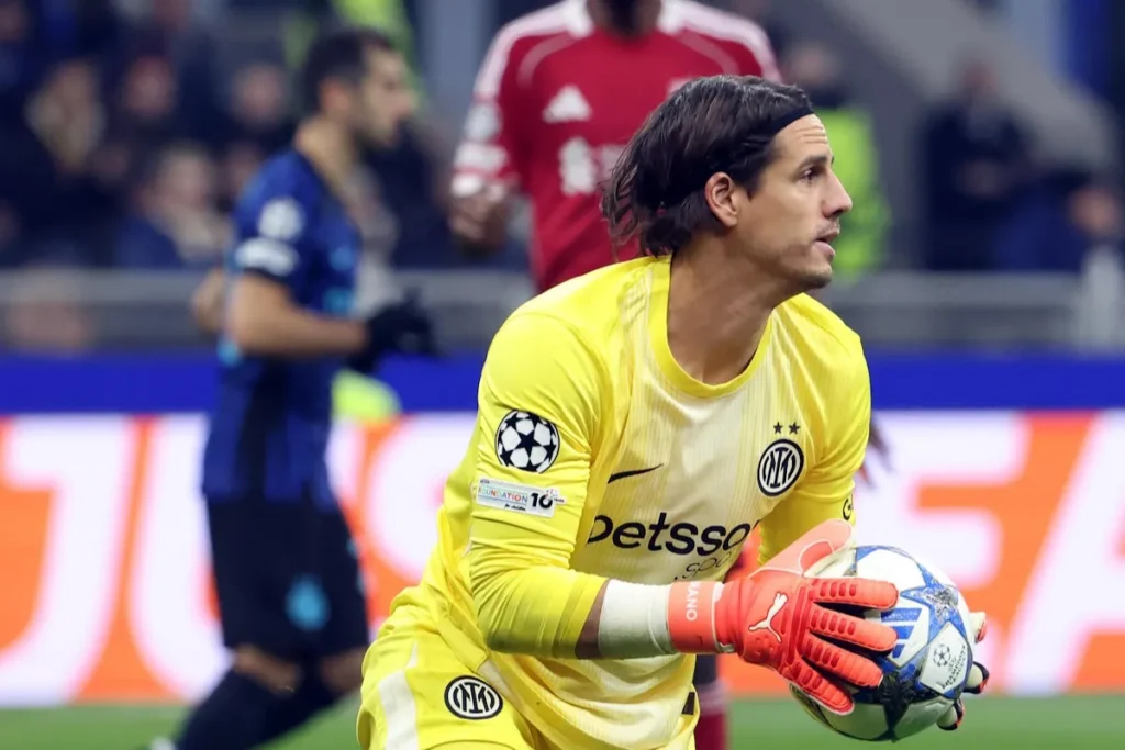 Yann Sommer portiere Inter in maglia gialla durante una partita, con guantoni rossi e blu