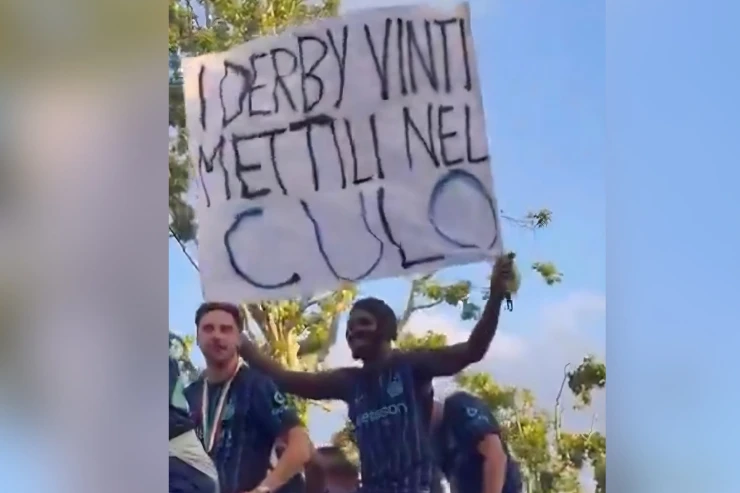 Marcus Thuram con striscione contro il Milan durante la festa dell'Inter
