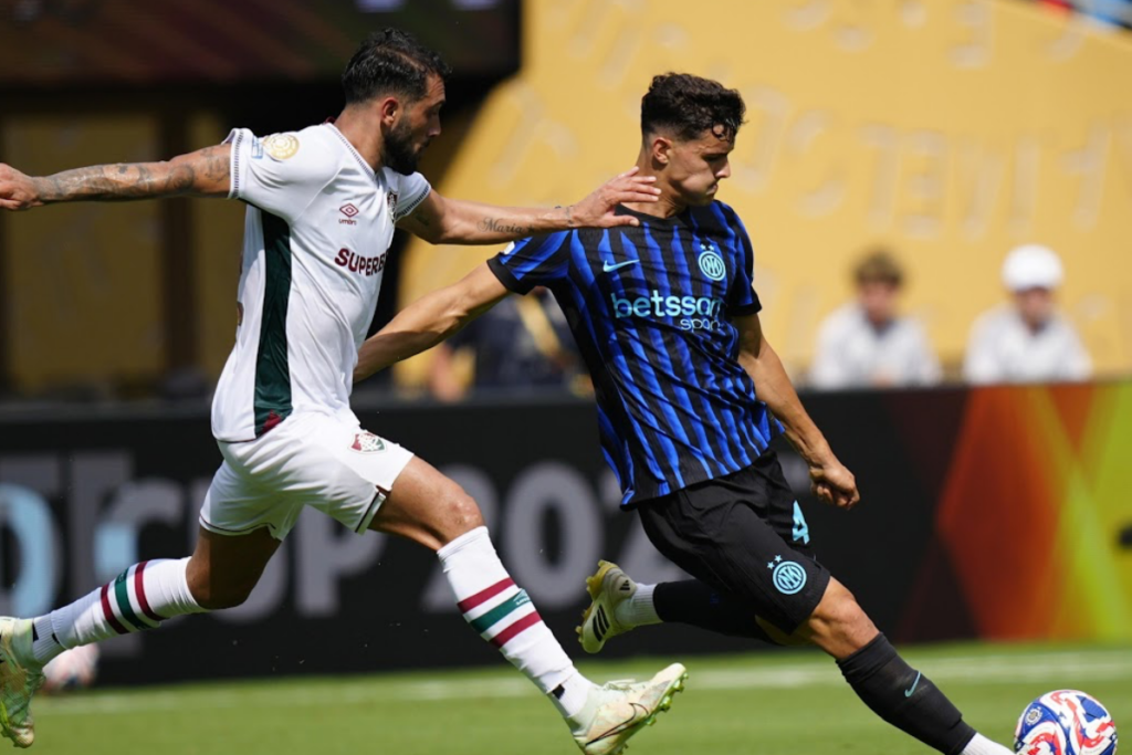Valentín Carboni in azione con la maglia dell'Inter durante una partita di calcio