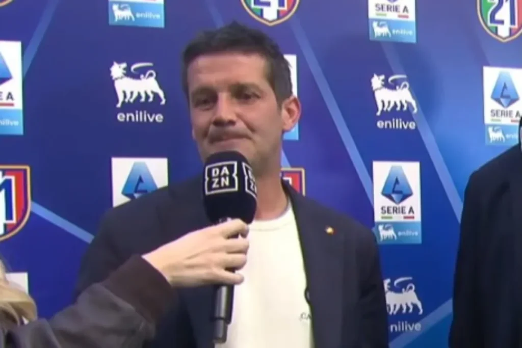 Chivu con microfono durante la festa Scudetto dell'Inter a San Siro