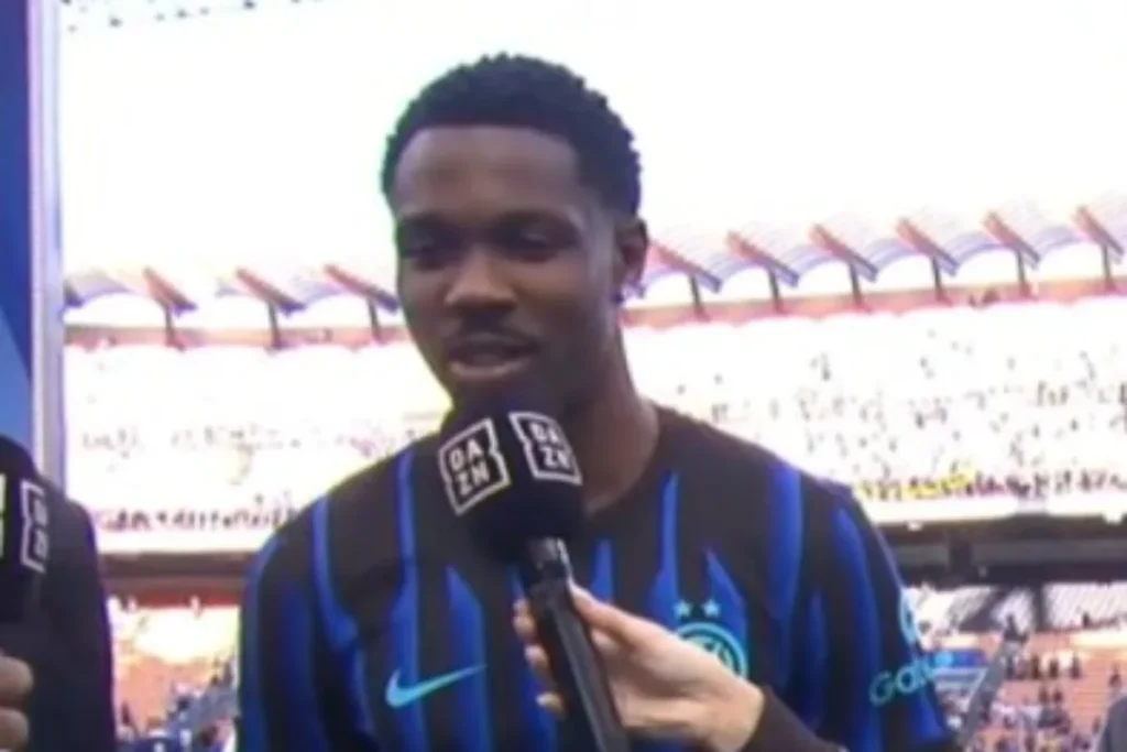 Thuram durante un'intervista allo stadio in maglia Inter