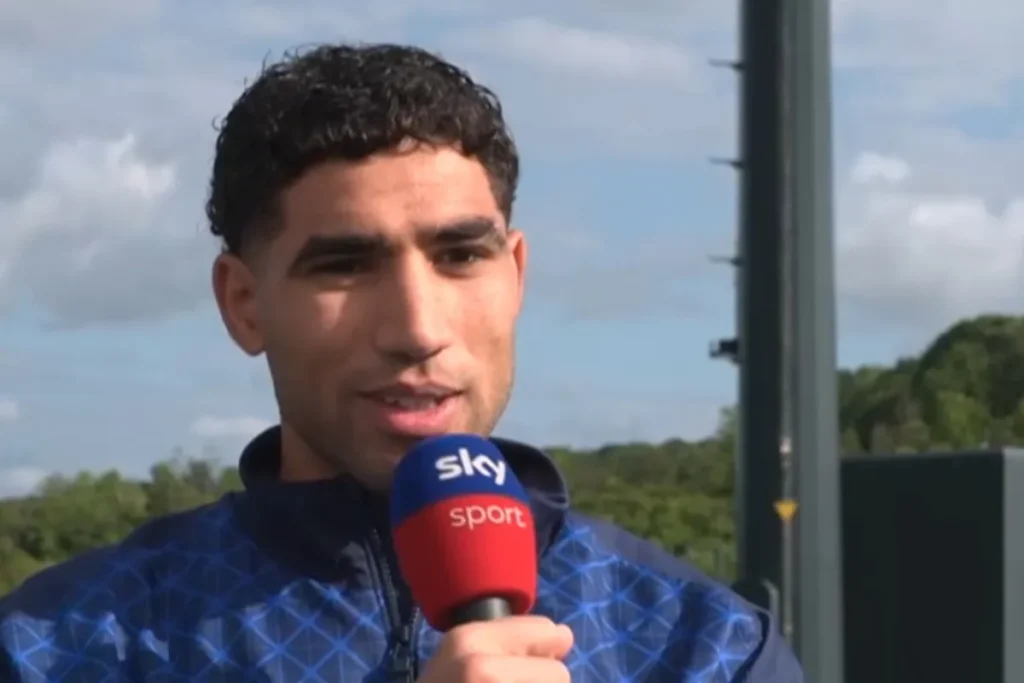 Achraf Hakimi in intervista con microfono Sky Sport durante una conferenza esterna