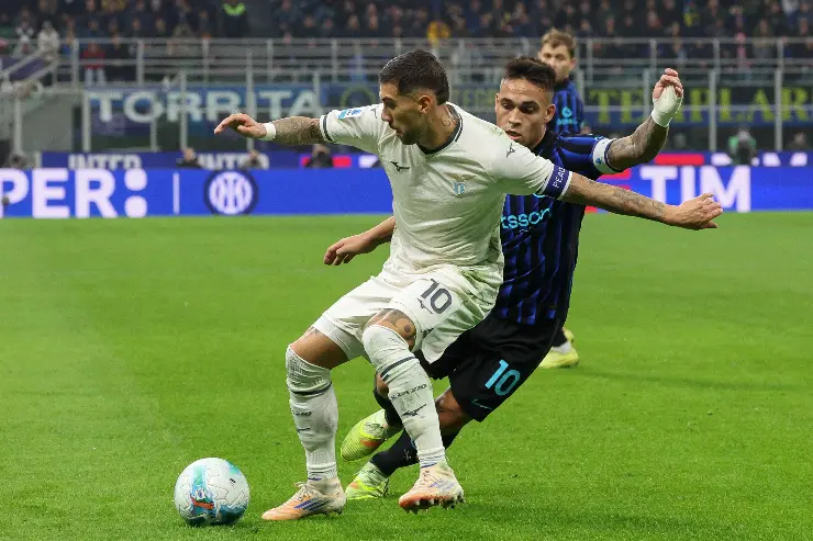 Mattia Zaccagni a duello con Lautaro Martinez