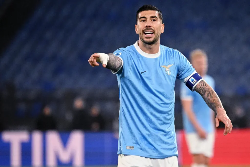 Mattia Zaccagni, capitano della Lazio, in campo con fascia al braccio durante la partita