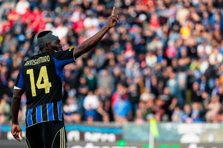 Akinsanmiro con la maglia del Pisa numero 14 alza il braccio durante una partita allo stadio