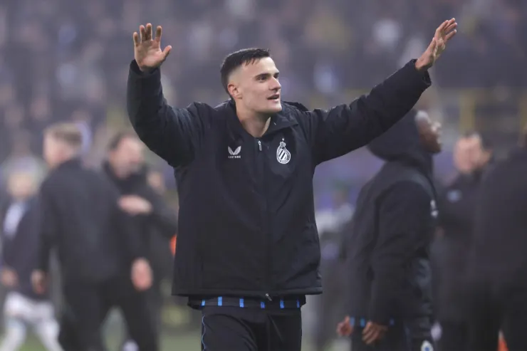 Aleksandar Stankovic con le braccia alzate durante una partita, indossa la tuta tecnica nera della squadra