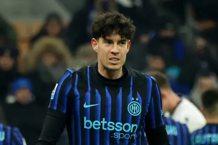 Alessandro Bastoni con la maglia dell'Inter a righe blu e nere durante una partita