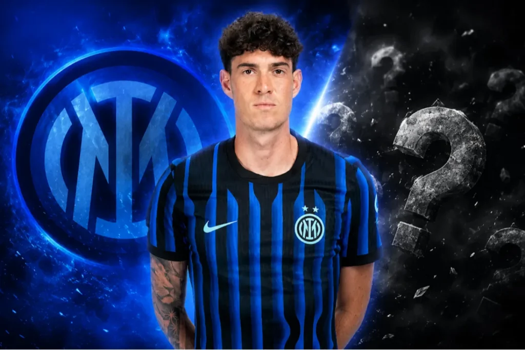Alessandro Bastoni in maglia Inter a righe blu e nere, ritratto ufficiale con logo nerazzurro sullo sfondo
