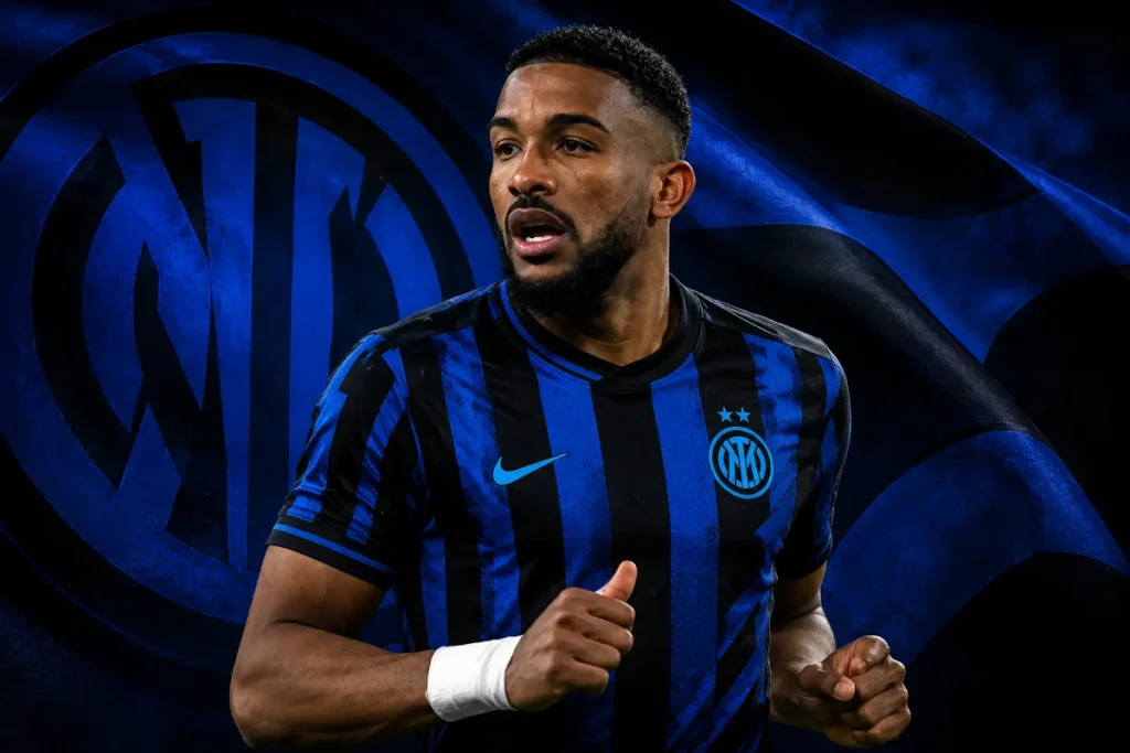 Bremer in maglia Inter a righe blu e nere con fascia al polso durante una sessione di gioco
