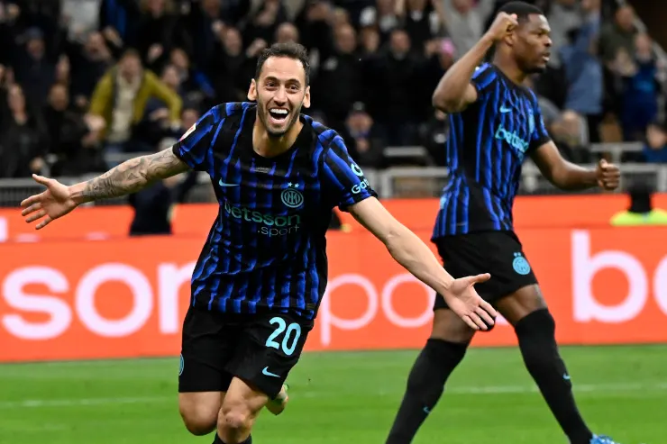 Calhanoglu esulta durante una partita dell'Inter, indossa la maglia nerazzurra a righe