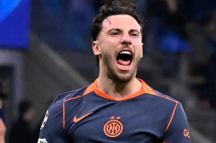 Carlos Augusto con la maglia dell'Inter, esultanza durante la partita