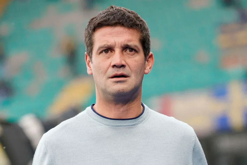 Chivu con espressione concentrata durante una partita, sullo sfondo lo stadio