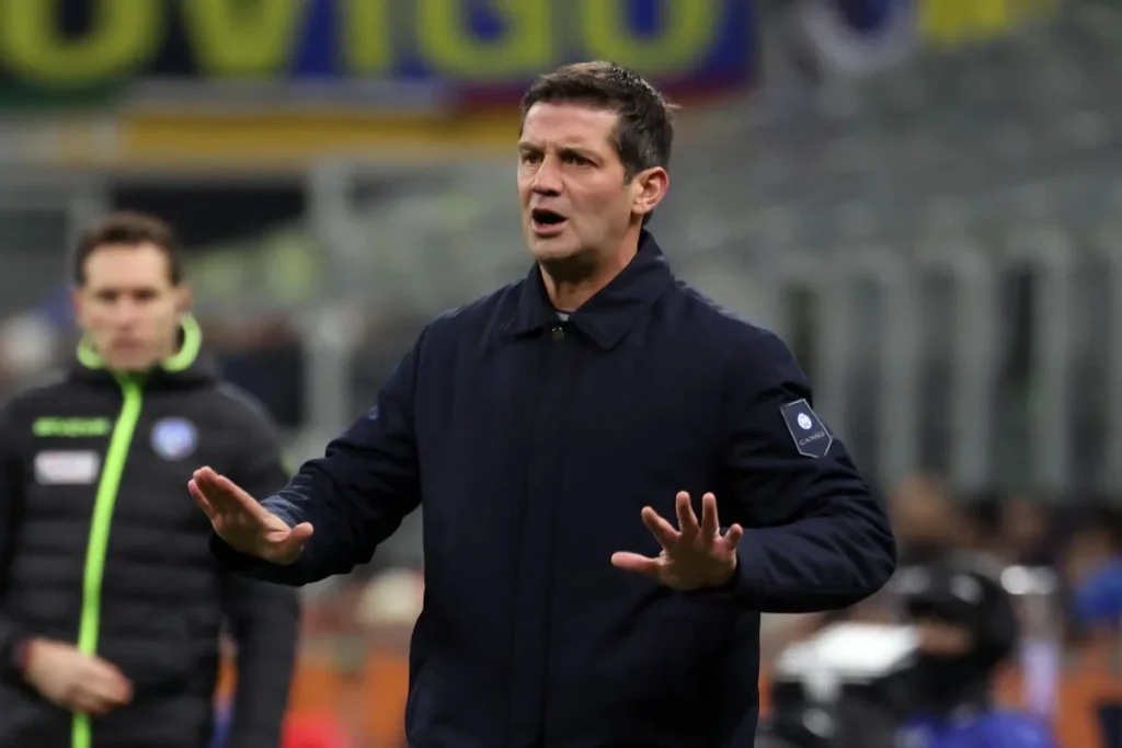 Chivu gesticola durante una partita dell'Inter, indossa la tuta tecnica nerazzurra con lo stemma del club sulla spalla