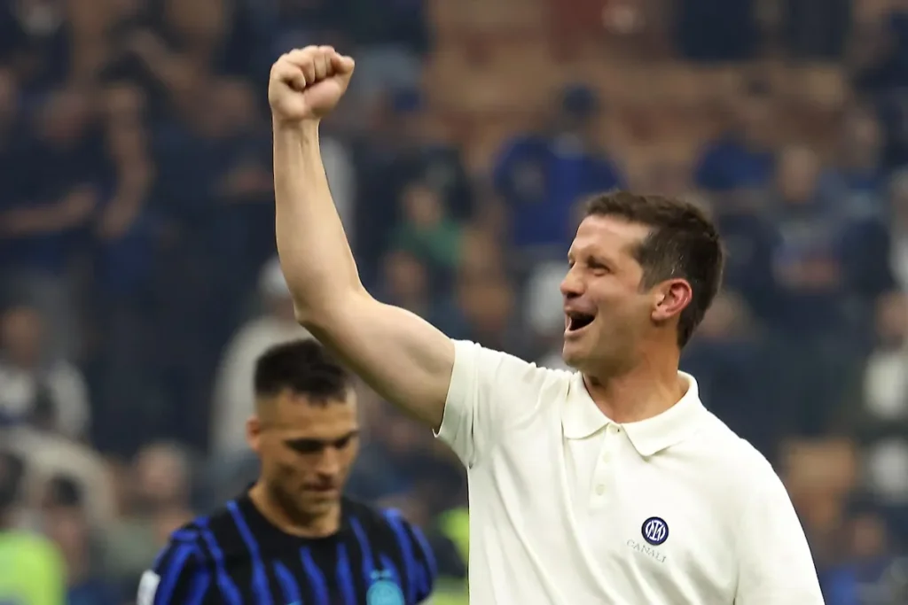 Chivu allenatore Inter festeggia con il pugno chiuso durante una partita, con giocatore nerazzurro sullo sfondo