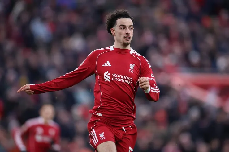 Curtis Jones in azione durante una partita con la maglia rossa del Liverpool