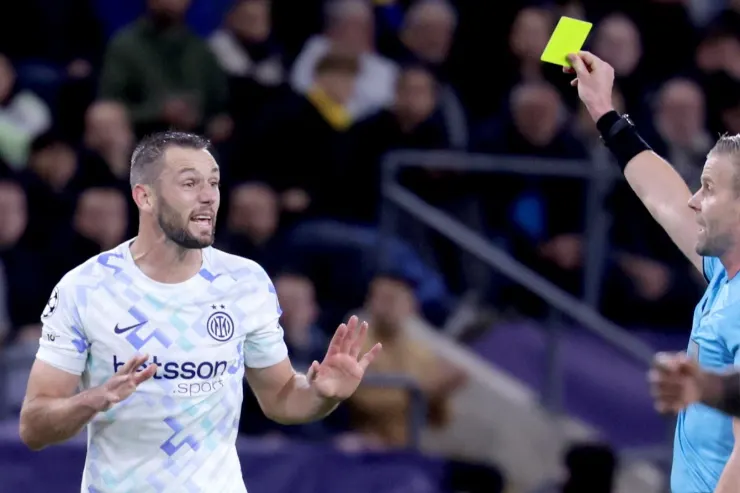 Stefan de Vrij riceve un cartellino giallo durante una partita dell'Inter