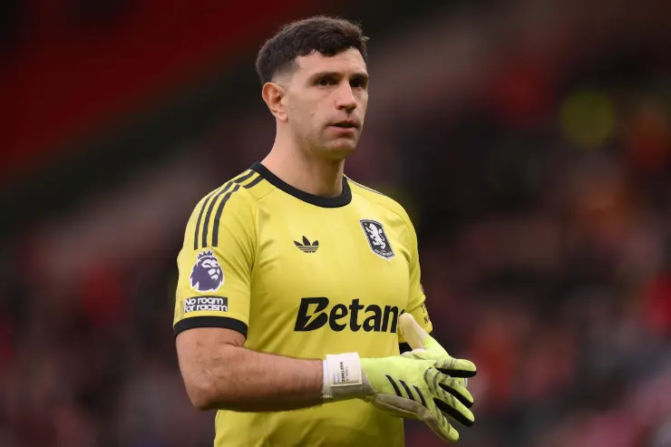 Dibu Martinez, portiere in maglia gialla con sponsor Betan, durante una partita di calcio