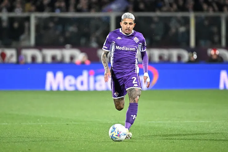 Dodô in azione con la maglia della Fiorentina numero 2, in possesso di palla durante una partita di Serie A