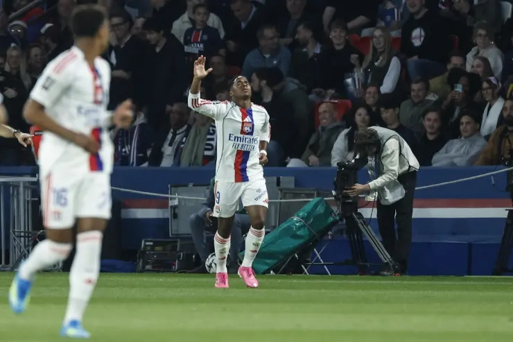 Endrick esulta durante una partita di calcio indossando la maglia del Paris Saint-Germain con Emirates come sponsor