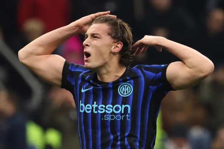 Pio Esposito in maglia Inter con le mani alla testa durante una partita