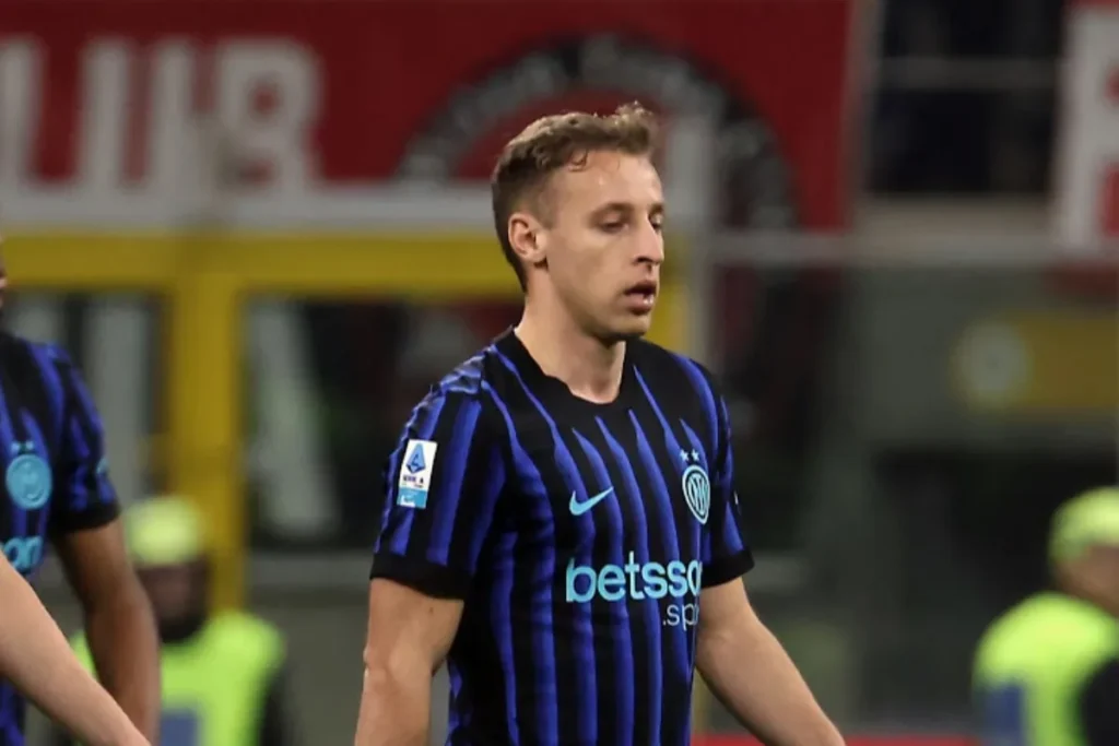 Davide Frattesi in maglia Inter durante una partita, con lo sponsor Betsson visibile sulla divisa