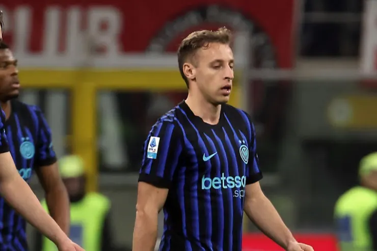 Davide Frattesi in azione con la maglia dell'Inter a strisce blu e nere durante una partita di Serie A