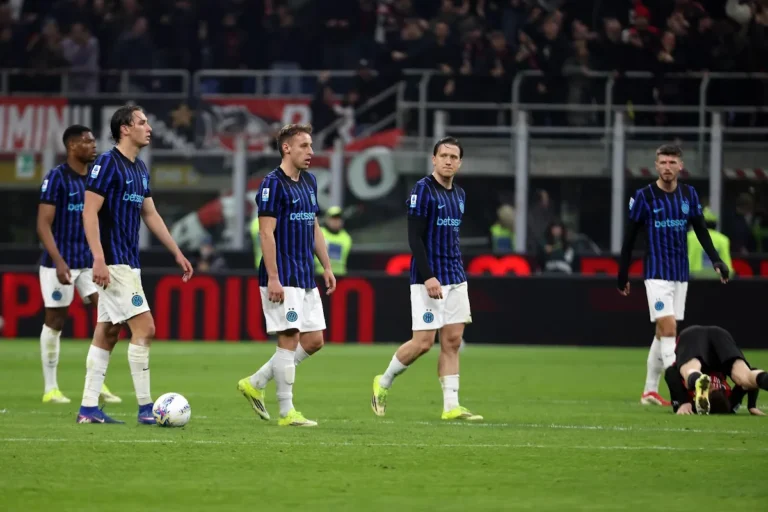 Giocatori dell'Inter delusi in campo dopo la partita, Dumfries, Pio Esposito, Frattesi e Zielinski a terra