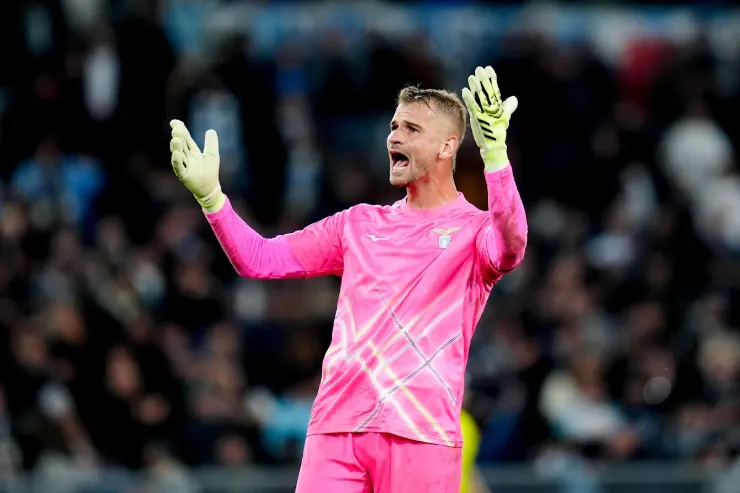 Ivan Provedel portiere con maglia rosa celebra durante la partita nello stadio