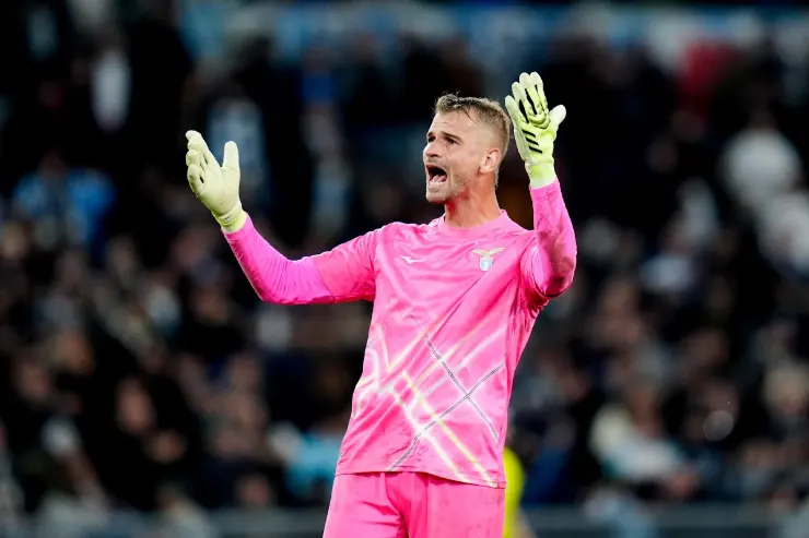 Ivan Provedel portiere in maglia rosa durante una partita allo stadio
