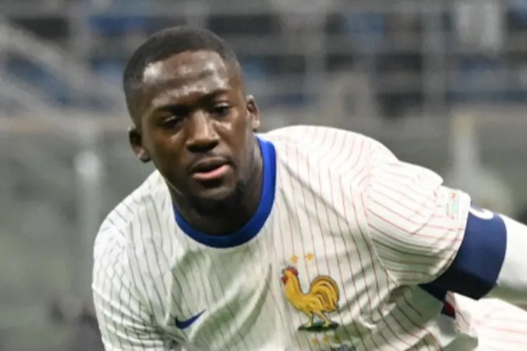 Moise Kean in azione con la maglia della Francia, numero con gallo gallo e dettagli blu