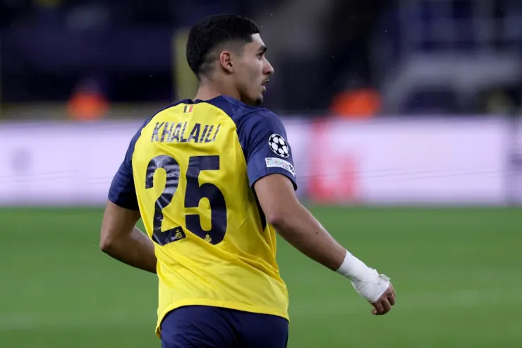 Khalaili in azione durante una partita di calcio, indossa la maglia gialla e blu con il numero 25
