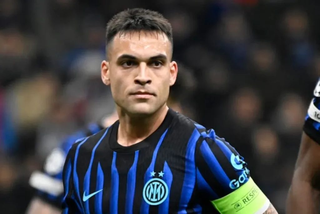 Lautaro Martinez in maglia Inter con fascia da capitano, espressione seria durante la partita