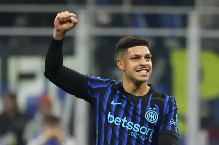 Luis Henrique esulta in maglia Inter con il pugno chiuso durante una partita