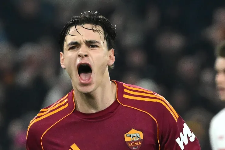 Nicolò Pisilli esulta durante una partita con la maglia della Roma