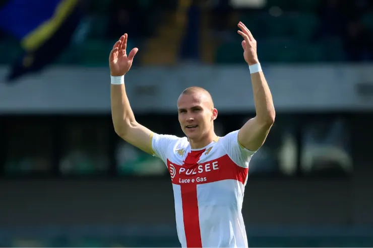 Leo Ostigard in maglia Lussier con le braccia sollevate, esultanza nello stadio