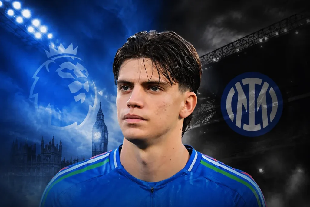 Piotr Zielinski in maglia Inter blu, con loghi Premier League e Inter sullo sfondo