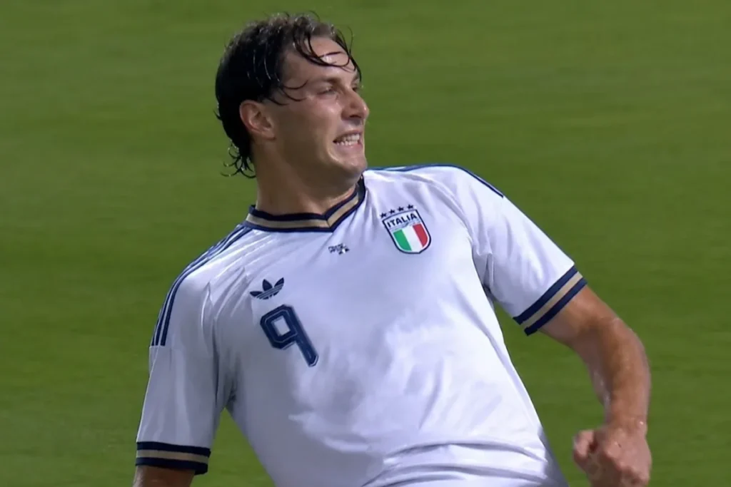 Pio Esposito durante una partita con la maglia della Nazionale italiana numero 9