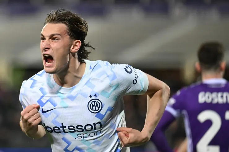 Pio Esposito esulta durante una partita con la maglia dell'Inter