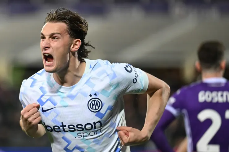 Pio Esposito esulta durante una partita dell'Inter, indossando la maglia bianca nerazzurra con lo sponsor Betsson