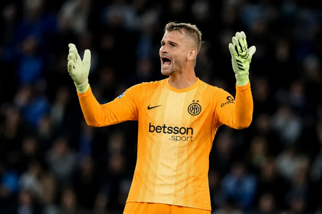 Provedel portiere dell'Inter con braccia alzate e guantoni gialli durante una partita