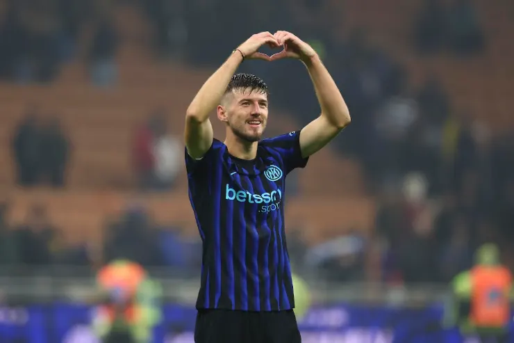 Sucic festeggia con il gesto del cuore durante una partita dell'Inter, indossando la maglia nerazzurra a righe