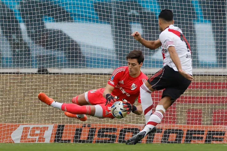 Portiere in rosso para il pallone con intervento in scivolata durante la finale del campionato argentino